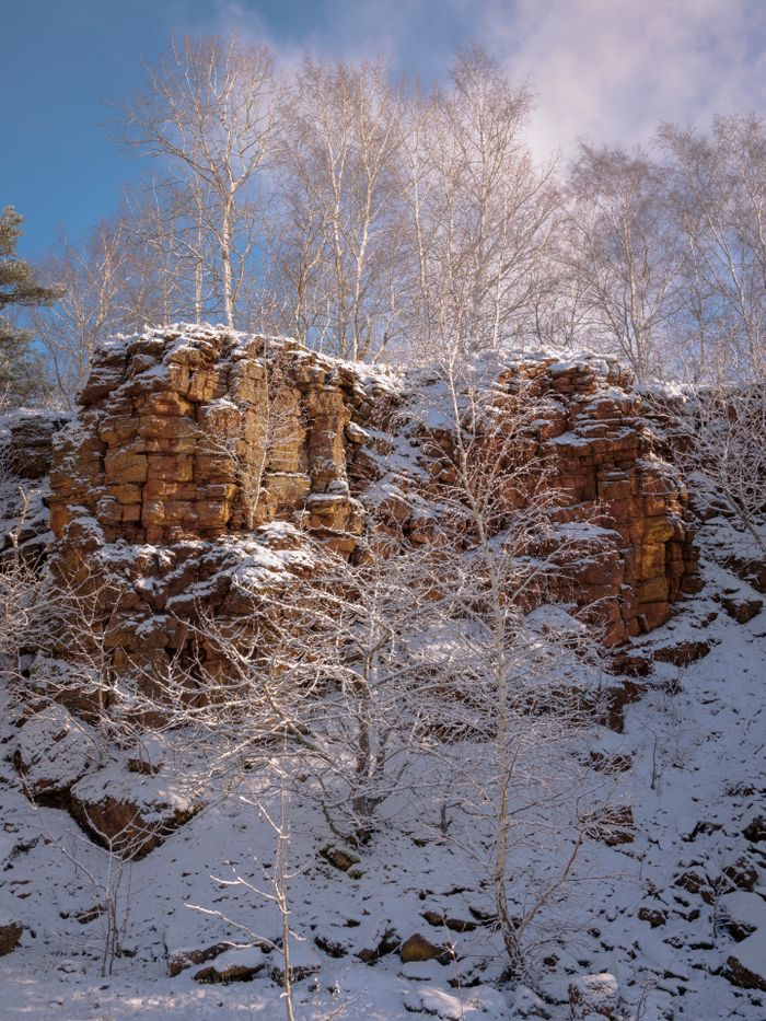 A view of a cliffface in the Lalléngerbierg nature reserve, covered by snow